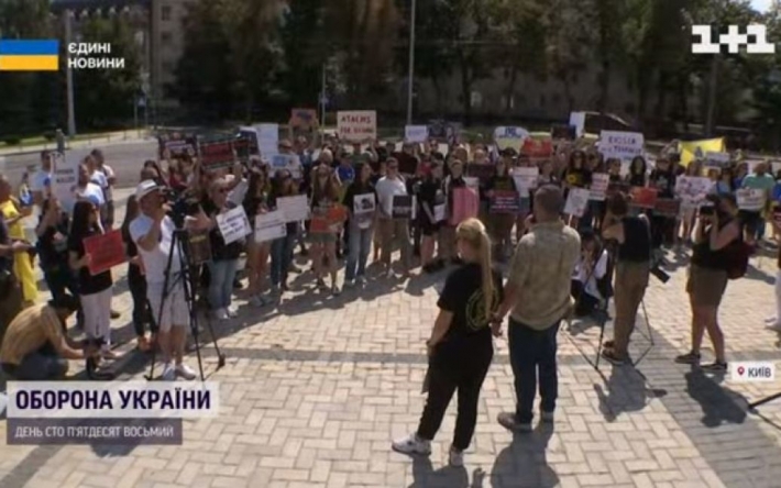 Родственники "азовцев" в центре Киева требуют возвращения бойцов и наказания России за происходящее в Оленивке