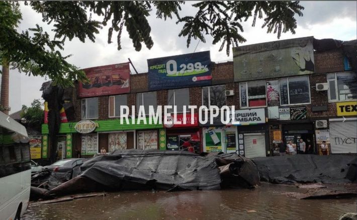 В Мелитополе на здании сорвало крышу - под завалами люди (видео)