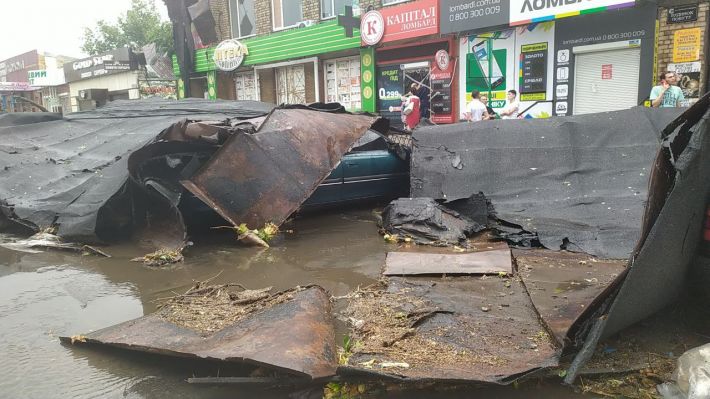 В Мелитополе потоп – машины тонут, срывает крыши, на дороги падают деревья (фото, видео)