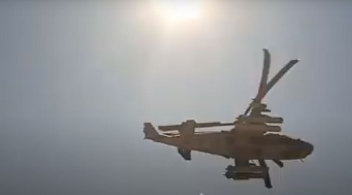 В Кирилловке над головами отдыхающих летают вертолеты с ракетами на борту (видео)