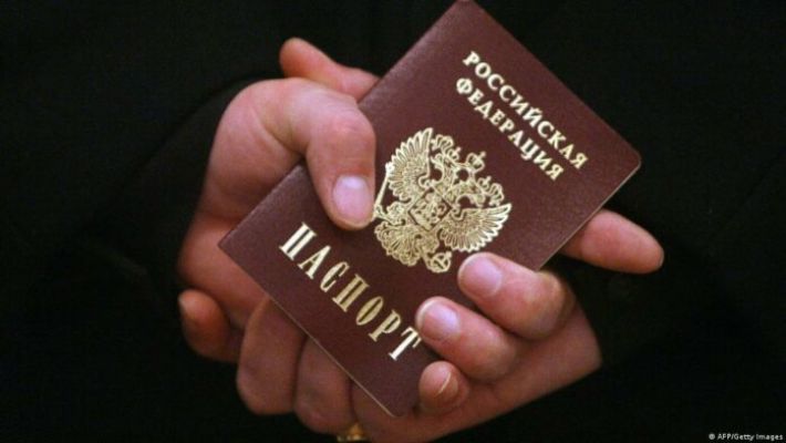 В Херсонской и Запорожской областях российские паспорта получили около 1 % населения