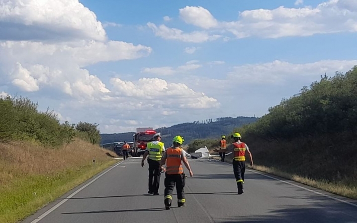 В Чехии произошло необычное ДТП: в автомобиль, двигавшийся по дороге, врезался самолет