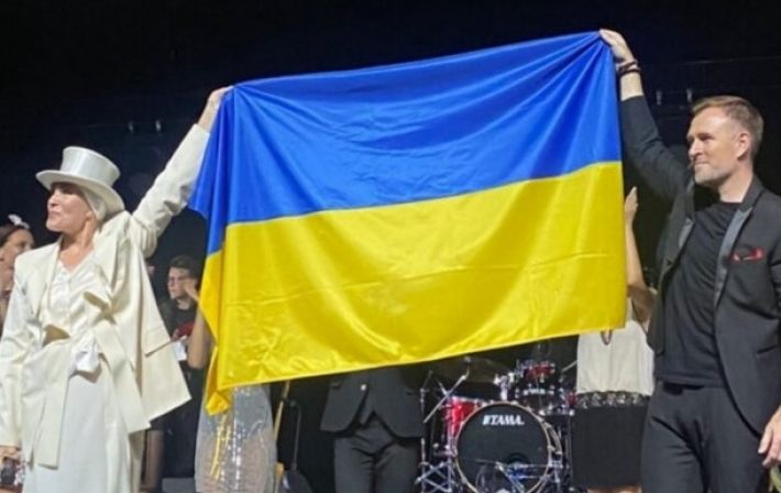 Лайма Вайкуле на концерте подняла флаг Украины