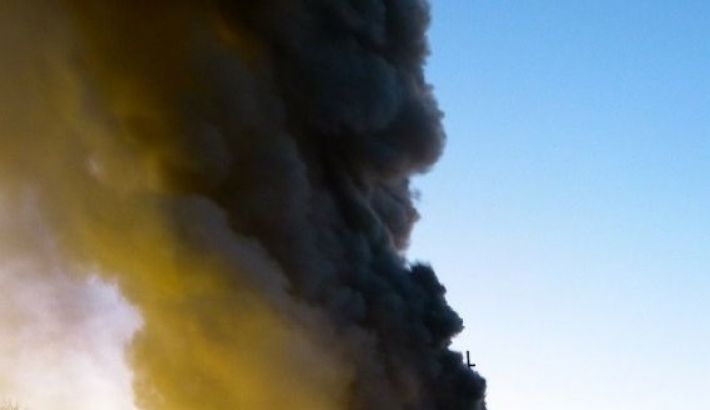 В Мелитополе сирены и взрыв - в центре города поднимается столб черного дыма