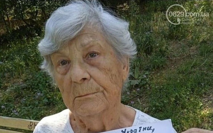"Умоляю, помогите": жительница Мариуполя сделала щемящее фото с плакатом после вывоза в РФ