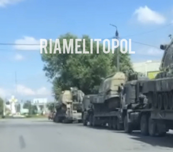 Через Мелітополь пройшла колона бойових машин рашистів (відео)