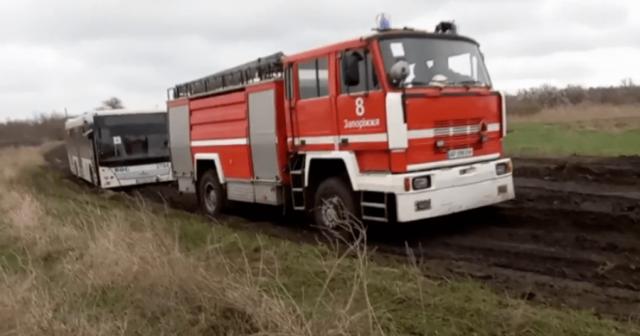 "Дорогу жизни" размыло – запорожские спасатели помогают переселенцам добраться на свободную землю (видео)