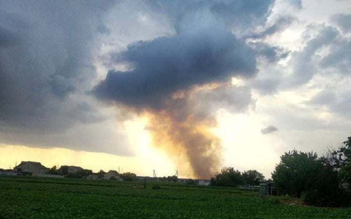 Вблизи временно оккупированной Новой Каховки раздались взрывы и вспыхнул пожар: фото, видео
