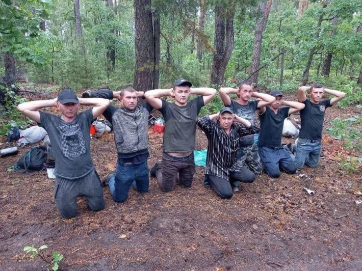 В лесу под Киевом выявили группу мужчин: подозревают в причастности к ДРГ