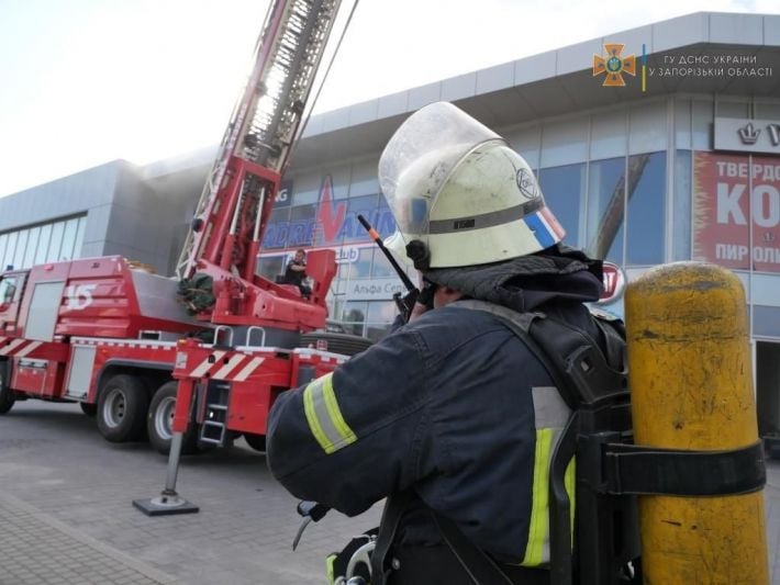 В Запорожье вспыхнул пожар - на месте ЧП работали 26 спасателей (фото)