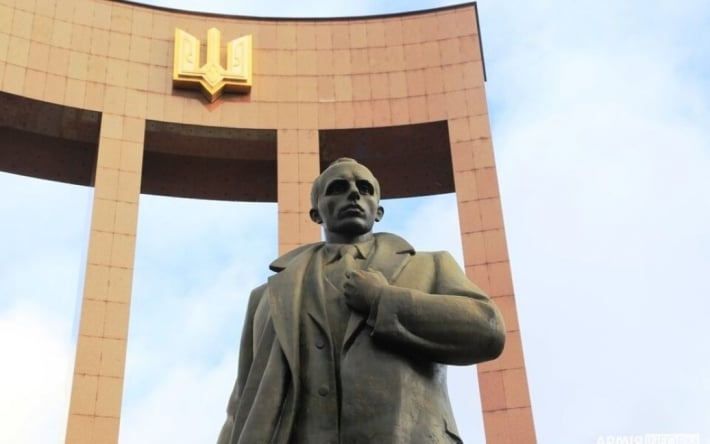 У Львові затримали чоловіка, який мав коригувати ракетний удар по пам’ятнику Бандері (фото)