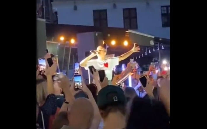 У Білорусі судитимуть співачку: в центрі Мінська виконувала пісні “Океану Ельзи” (відео)