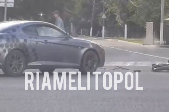 У Мелітополі водій мало не вбив мопедиста (відео)