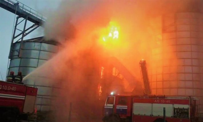В Запорожской области из-за обстрелов загорелось зернохранилище