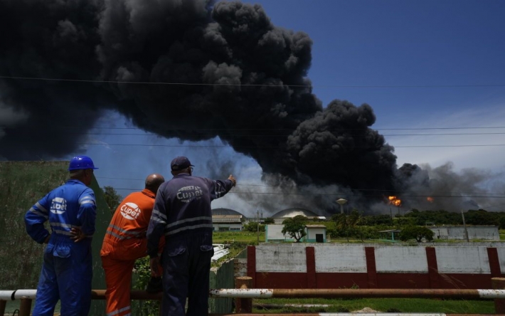 Во время масштабного пожара на нефтебазе на Кубе пострадали более 120 человек, среди них — министр энергетики: видео