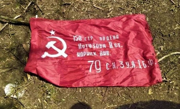 Враг бежал в панике - На Запорожском направлении бойцы ВСУ взяли в качестве трофея вражеское знамя