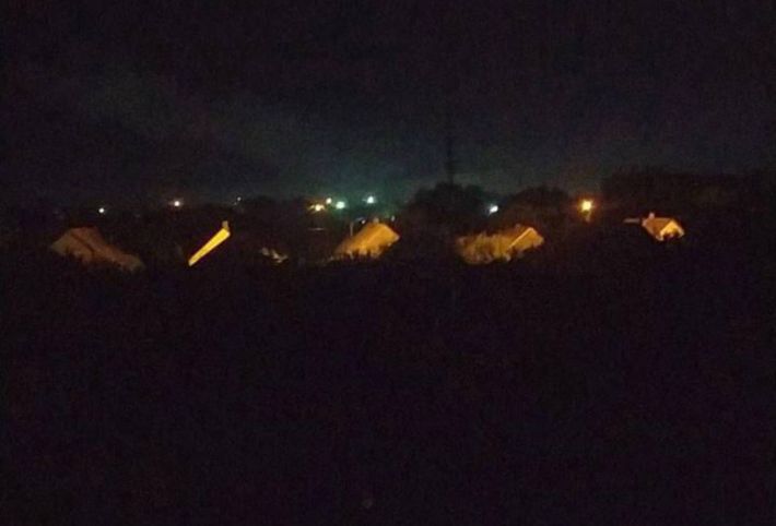 В Мелитополе взрывы и стрельба – в одном из районов отключили электричество (видео)