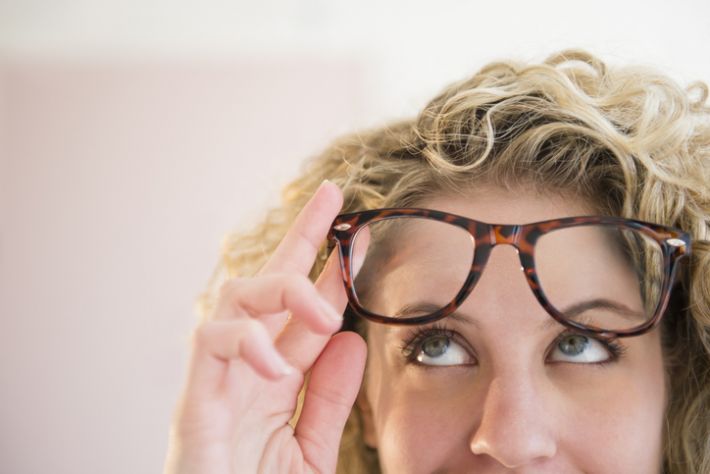 Как убрать царапины на очках в домашних условиях: 4 простых лайфхака