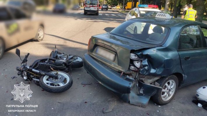 В Запорожье водитель легковушки врезался в мотоцикл