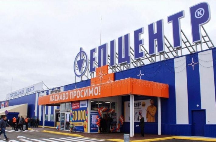В Мелитополе оккупанты "национализировали" популярный гипермаркет и распродают остатки товара
