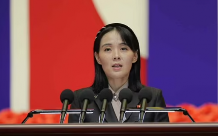 Підлабузництво найвищого рівня: прихильники Кім Чен Ина розридались, коли сестра диктатора розповіла, як він "серйозно перехворів" (фото)