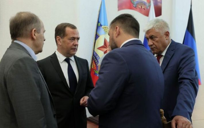 Путин отправил на Донбасс глав МВД, ФСБ и Медведева: что произошло