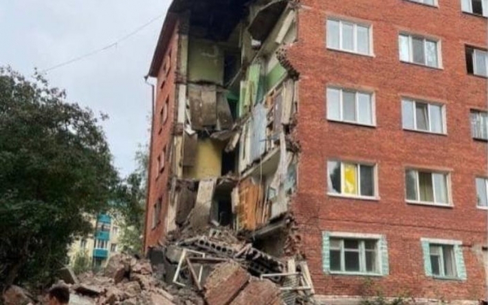 Мгновенная карма: в Омске мать захватчика лишилась собственного дома — здание упало буквально на ее глазах