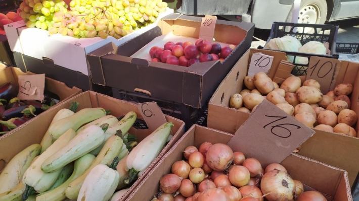 Сколько стоят сезонные овощи и фрукты в оккупированном Мелитополе (фото)