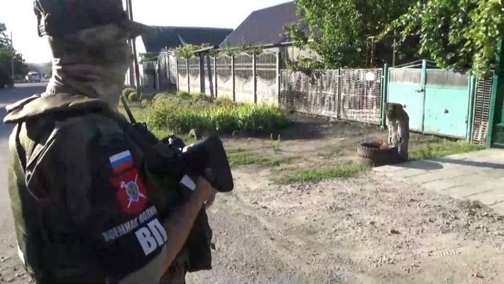 Полицаи и военные рф зачитывают мелитопольцам публикации РИА-Мелитополь