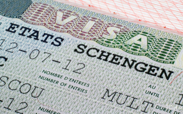 Пытаются сбежать пока железный занавес не опустился: россияне массово побежали за шенгенскими визами