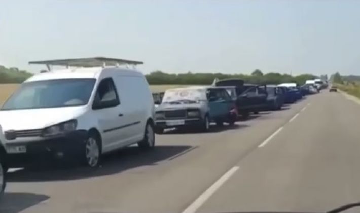 На блокпосту между Мелитополем и Запорожьем выезда ожидают тысячи людей (видео)