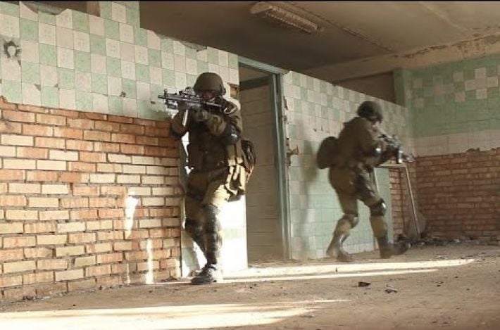 В Мелитополе напуганные взрывами рашисты устроили повальные обыски в многоэтажках