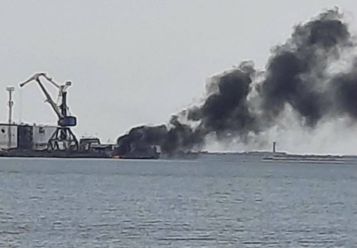 Над портом Бердянска густой черный дым - сообщают о взрыве (фото)