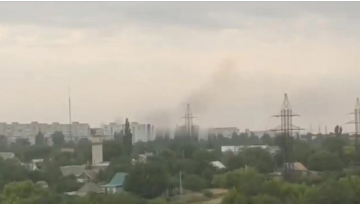 "Курят не там, где надо": над базой РФ в оккупированном Токмаке заметили дым