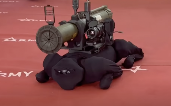 Не вміє стріляти: бойовий собака-робот Міноборони Росії виявився іграшкою з AliExpress