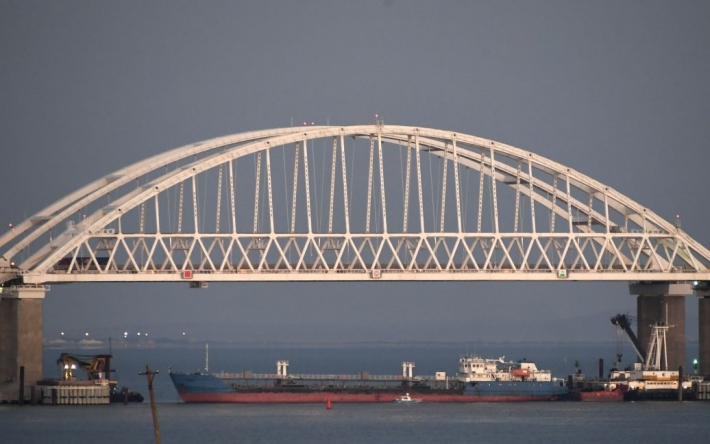 "Власть" убегает из Крыма в Россию, а для всех остальных на ночь полностью закрыли Керченский мост