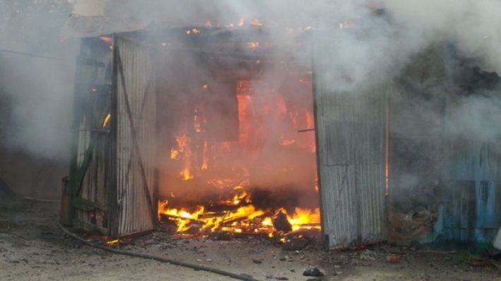 Под Мелитополем семь спасателей тушили пожар в гараже