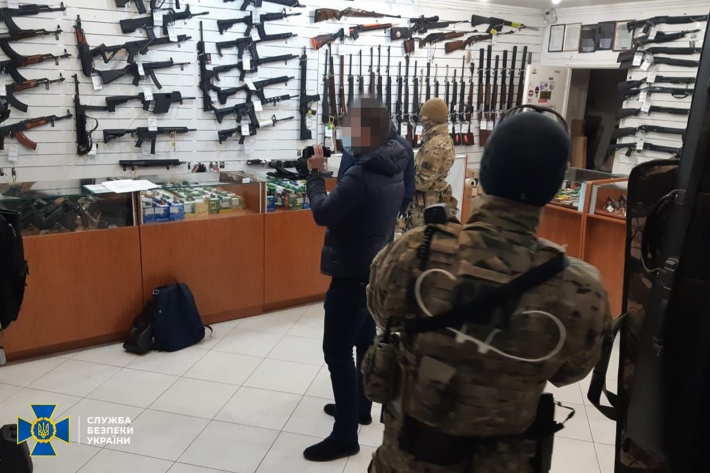 СБУ довела до суда дело топ-чиновников МВД, незаконно выдавших более 700 разрешений на оружие (видео)