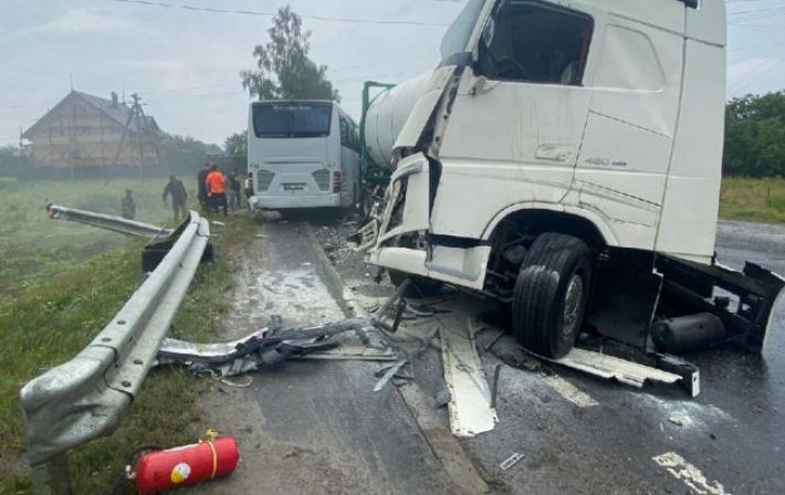 На трассе Киев-Чоп столкнулись грузовик и автобус: есть жертва и пострадавшие