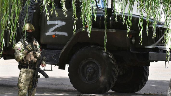 После подрыва коллаборанта в Мелитополе оккупанты выставляют охрану и ликвидируют кусты (фото)