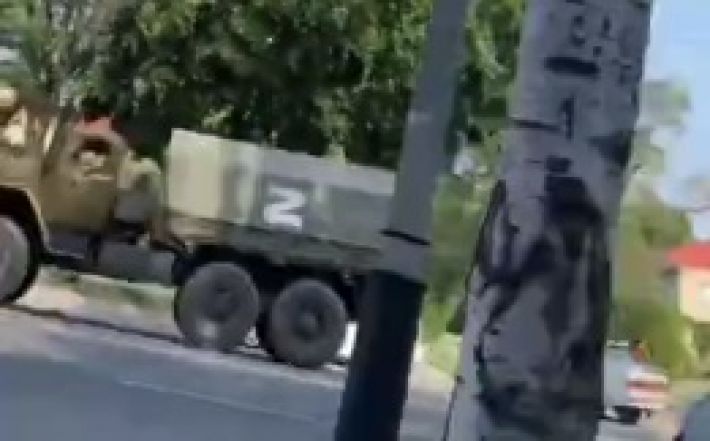 Центральним проспектом Мелітополя рухається колона рашистських вантажівок (відео)