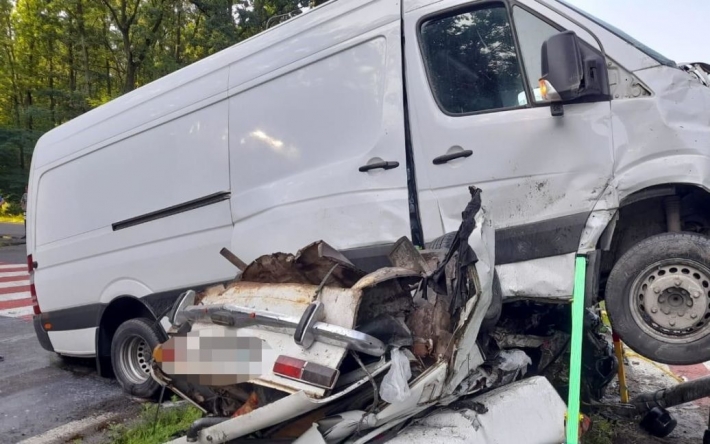 Машину смяло: в аварии на Виннитчине трагически погибли супруги (видео)