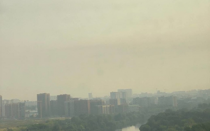 Москва в дыму: столицу России накрыл мощный смог, пепел падает на людей (фото, видео)