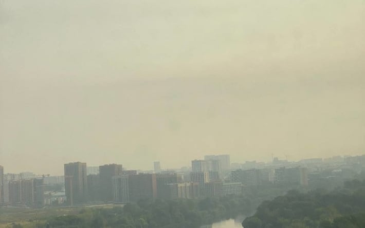 Москва в дыму: столицу России накрыл мощный смог, пепел падает на людей (фото, видео)