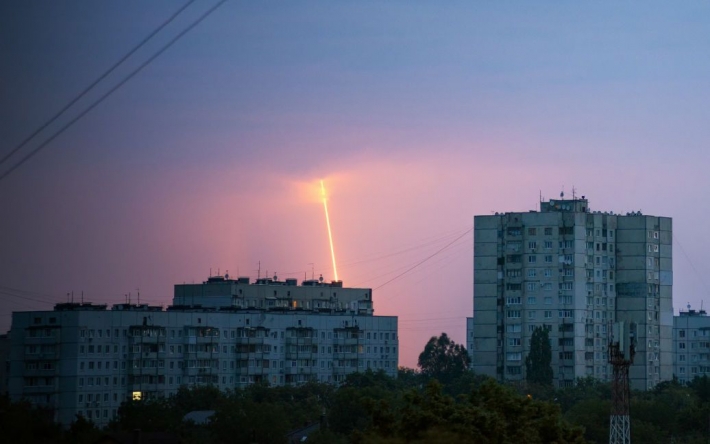 На світанку росіяни завдали по Харкову п'ять ракетних ударів: в ОВА повідомляють про одну загиблу