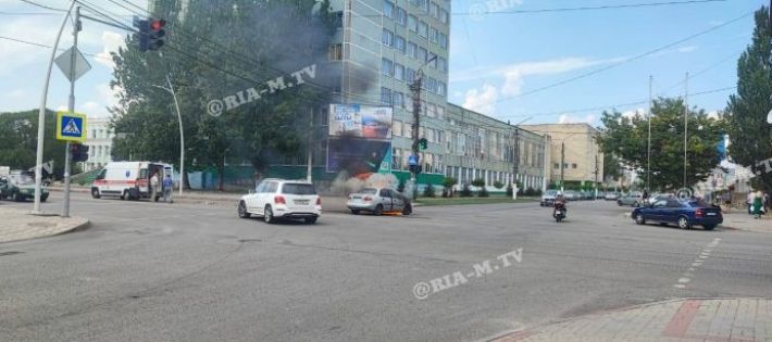В Мелитополе на центральном проспекте Ленд краузер ФСБ-шников влетел в Ланос (фото, видео 18+)