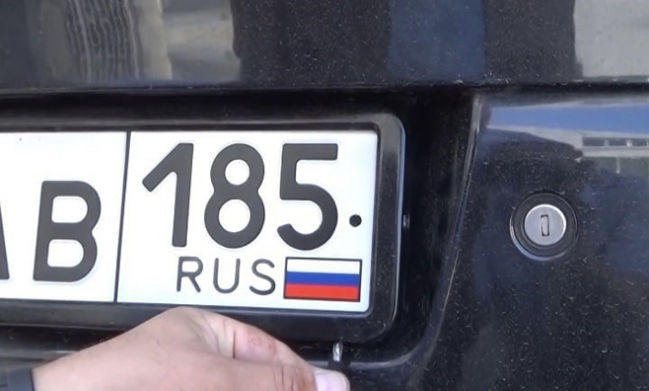 Оккупанты выдают мелитопольцам автомобильные номера российского образца