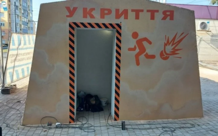 В Харькове на одной из остановок появилось первое укрытие от российских бомб и ракет: как оно выглядит