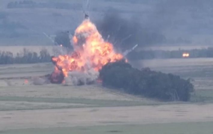Епічний вибух російського танка потрапив на відео