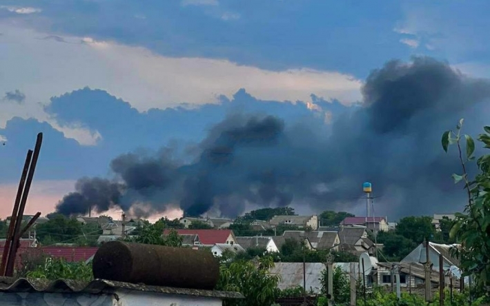 Вибухи гримлять у районі Чорнобаївки: в небі видно дим (фото)